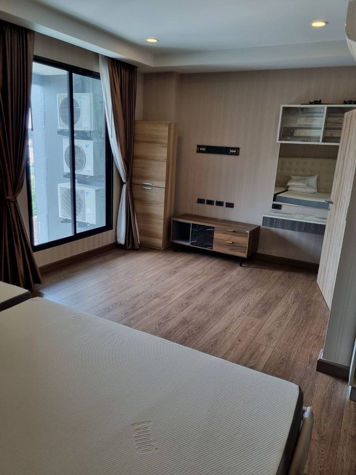 the unique เอกมัย-รามอินทรา เช่า ห้องแบบ duplex 2 ชั้น 71 ตรม.
